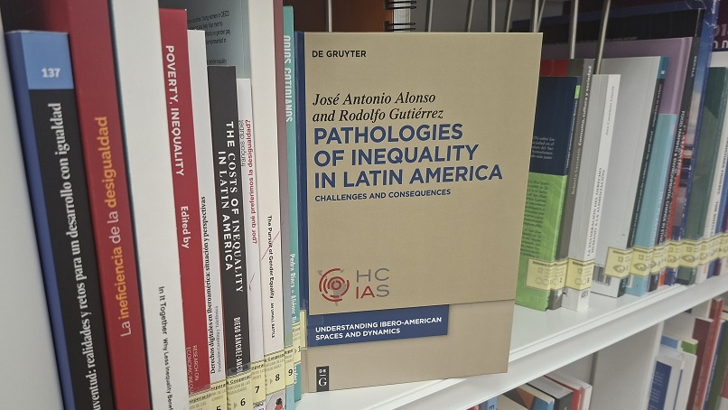 El libro en la sala de lectura de la Biblioteca AECID.