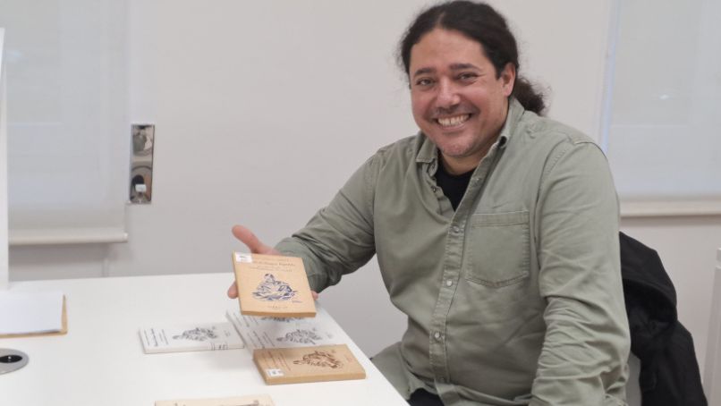 Lluìs Oller Gallegos consultado la colección Fernando Valderrama en la sala de la Biblioteca AECID.